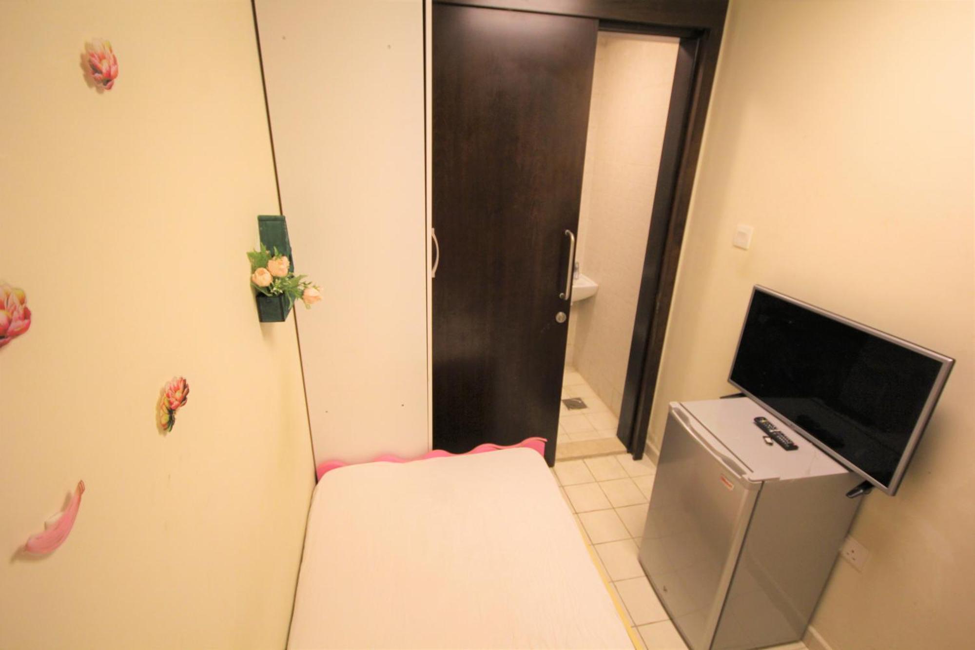 Wonderful ' For Girls Only ' In Tecom, Al Barsha Homestay *
